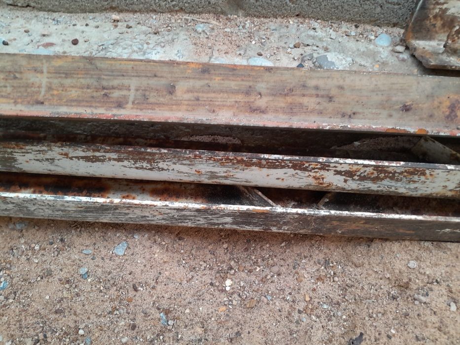 Осы угольниктер сатылады ұзындығы 3.5.Метр 4шт. Толшина. 0.8