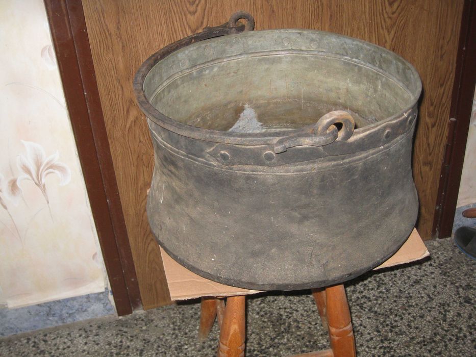 Стар, голям котел, бакър.
Стар, голям котел, бакър.
Пращам по Еконт.