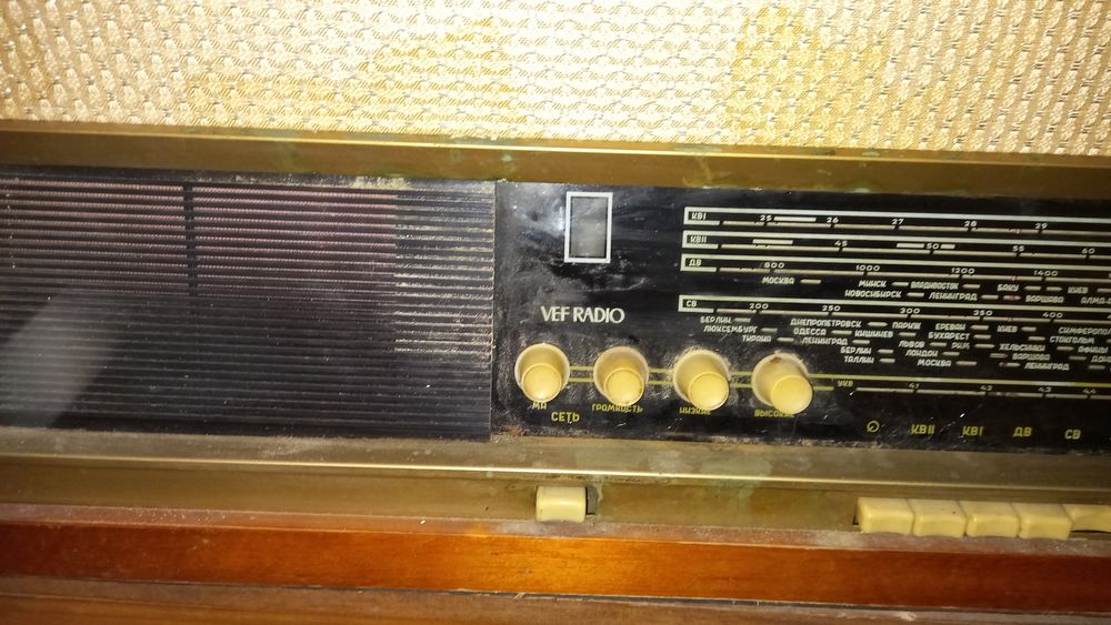 Ретро радиоприемник.