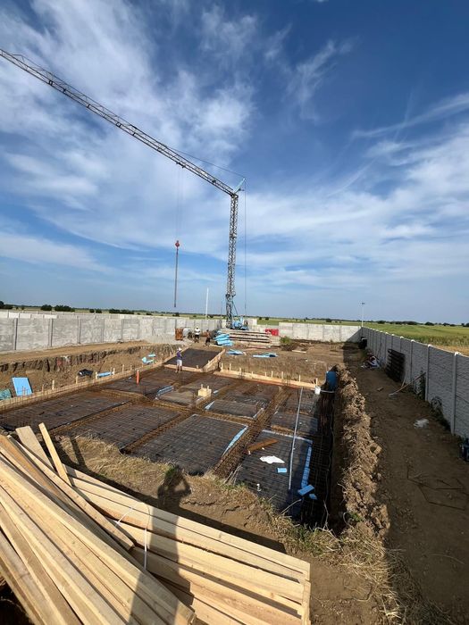 Echipa dulgheri, zidari, fierari case la rosu