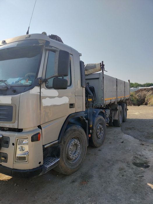 **De vânzare camion basculabil cu macara Volvo FM12 8x4**