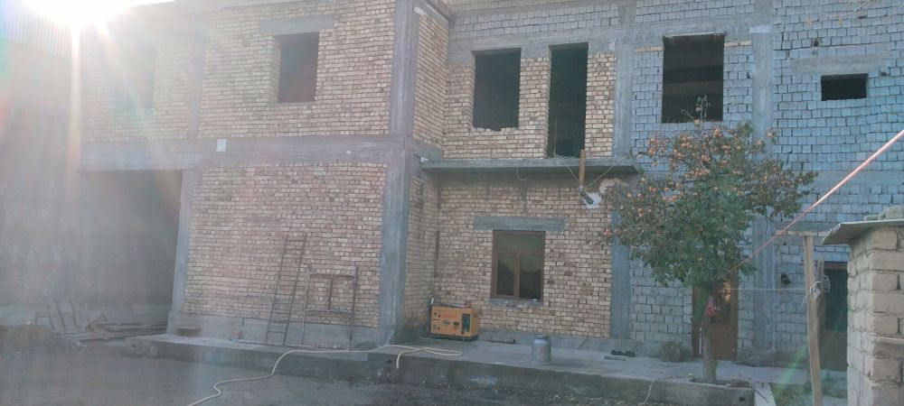 Хишрав балнитса олдида 10сотиклик 2 этажлик куриб битказилмаган ховли