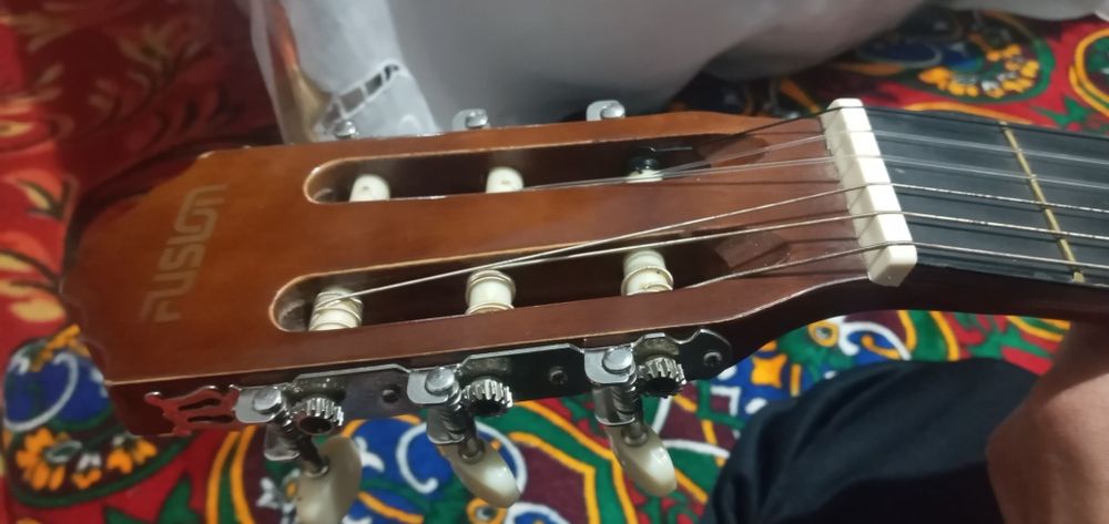 Classik gitara sotiladi