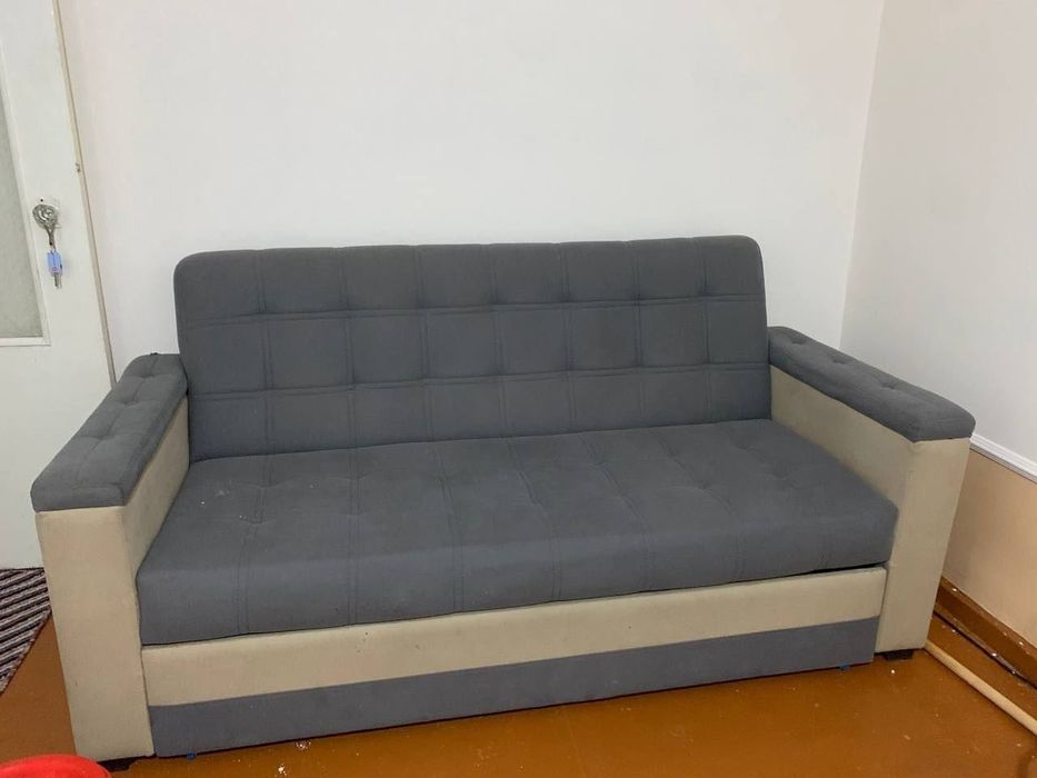Kulrang  qulay divan