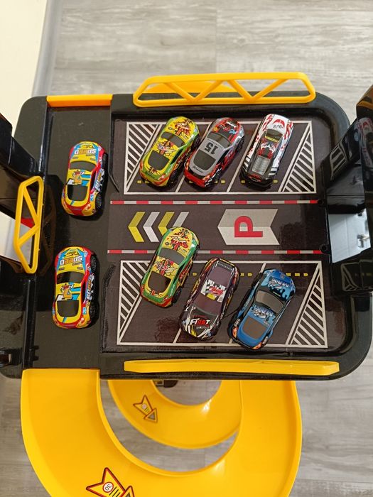 Детски паркинг гараж с асансьор