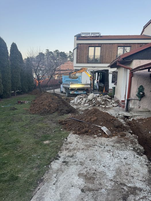 Executam lucrari cu miniexcavator si miniincarcator bobcat