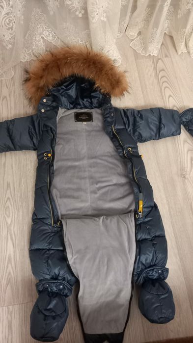 Пуховик отличного качества,шапки и варешки