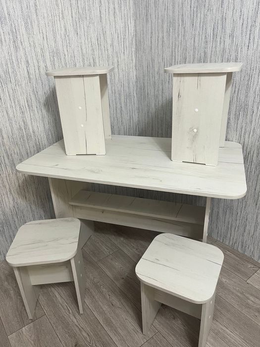 Новый стол кухонный+ 4 табуретки!