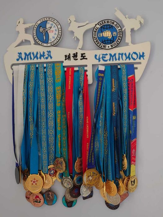 Медальница из дерева