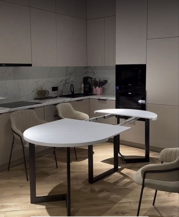 Продается стол трансформер почти новый