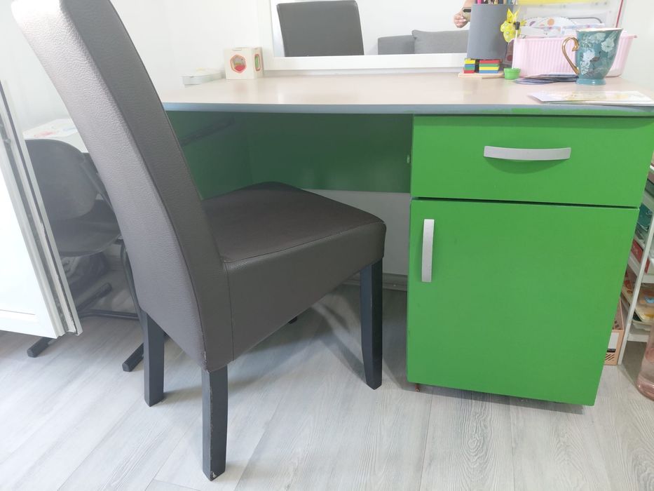 Set mobilier cameră copii/tineret – dulap + birou, stare foarte bună