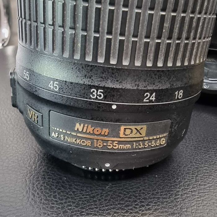 Фотоапарат Nikon D5000 с обектив Nikon AF-S DX NIKKOR 18–55mm f/3.5–5.6G VR