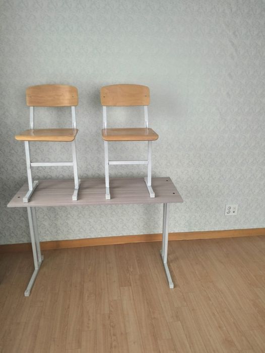 Продам школьный стол со стульями
