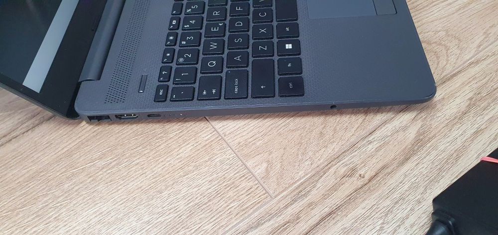 Laptop HP 250 i5 1135G7, 8GB RAM, SSD 512GB, Iris Xe