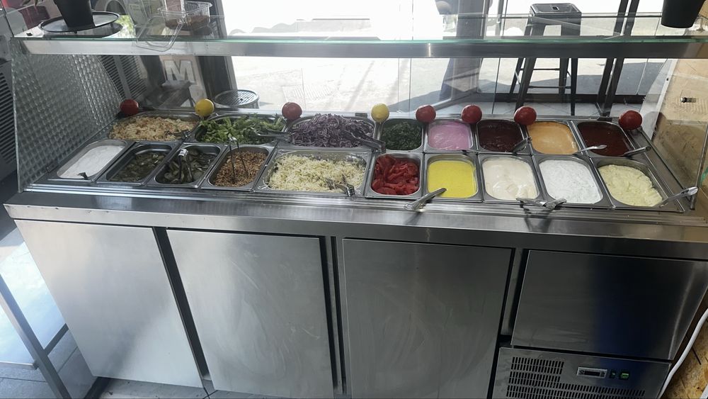 Fast food vitrina rece folosita in shaormeire ptr sosuri