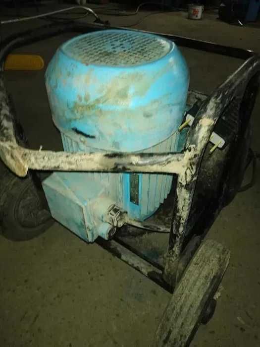 Електромотор със стойка на колела и управление