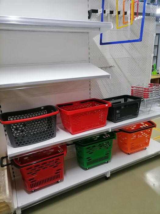 Торговое оборудование и материалы на упаковку.