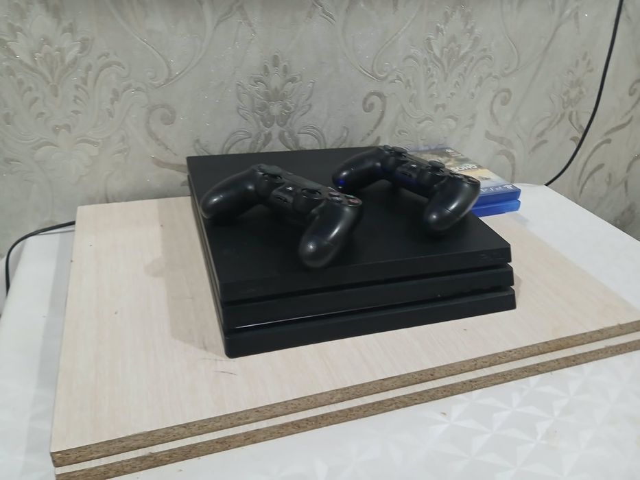 Продам приставку Пс4