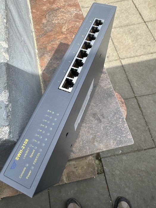 Switch 8 porturi CTS SWH-2108 si cabluri