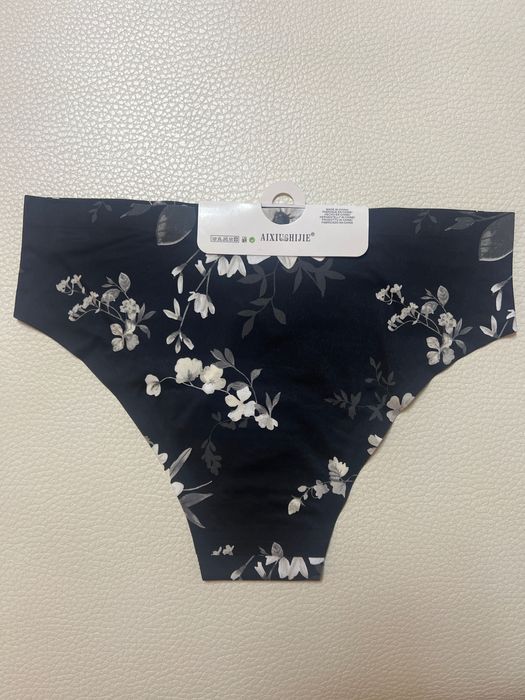 Бикини с флорални мотиви