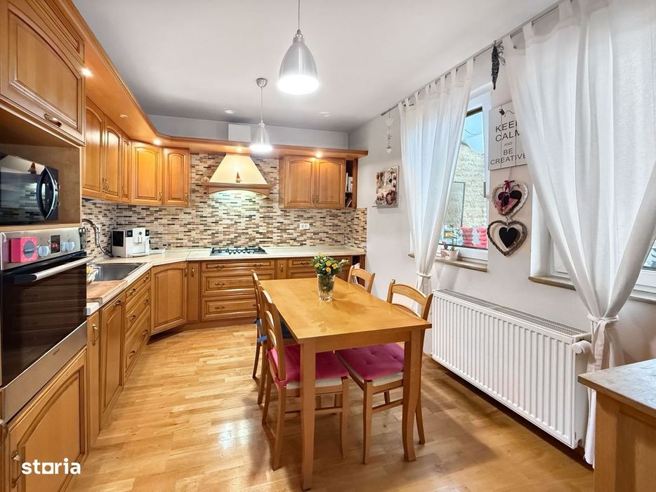 Două case separate , utilizare mixtă– rezidențial & comercial.