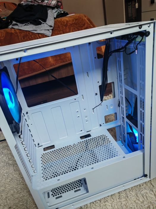 Carcasa PC albă cu rgb customizabil  - URGENT