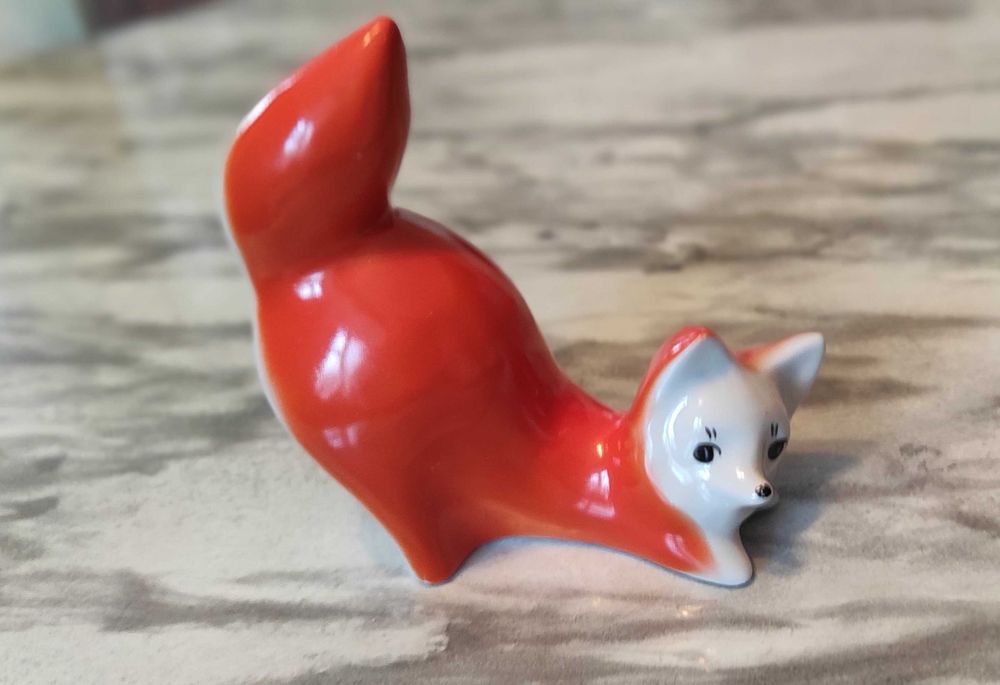 Продам фарфоровые статуэтки.