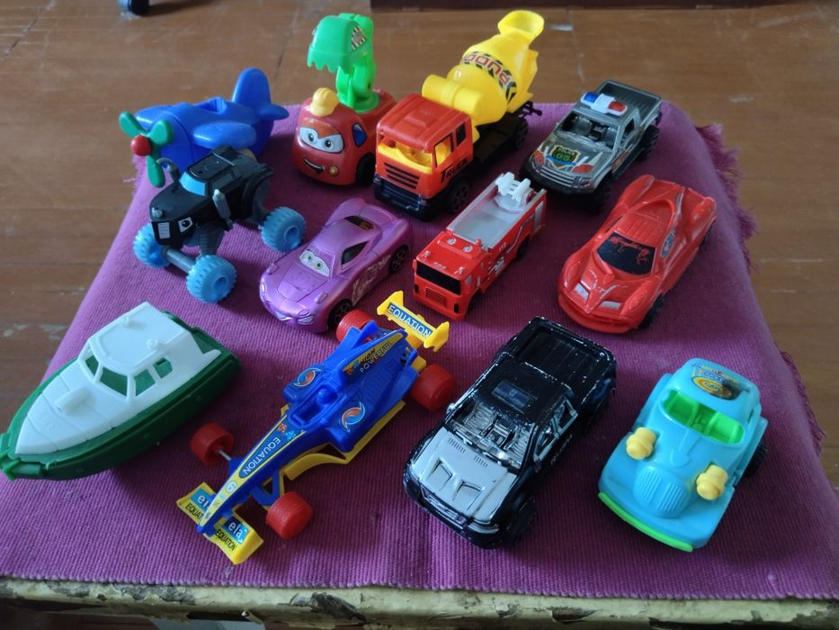 Пластмассовые детские машинки