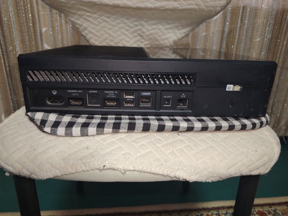 Продам Xbox one FIFA22 в комплекте