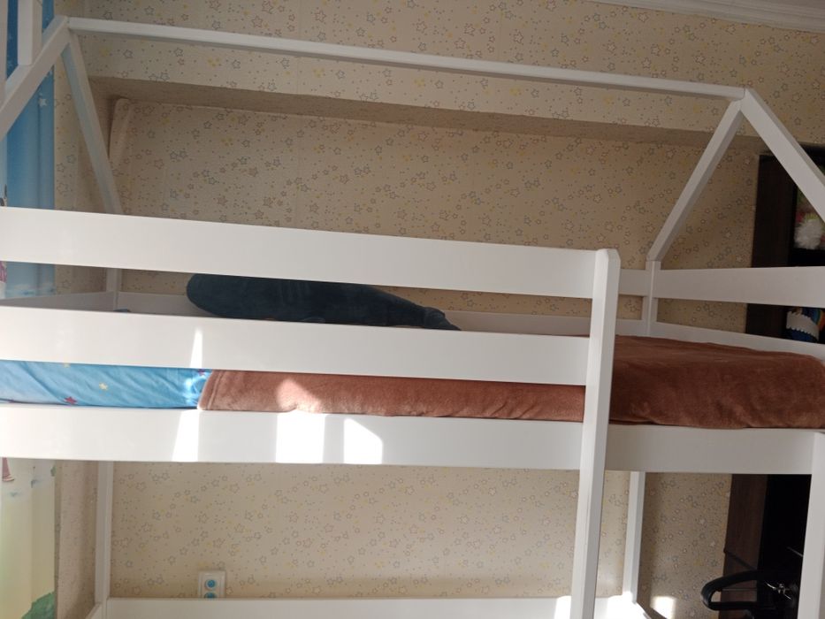Детская двухъярусная кровать