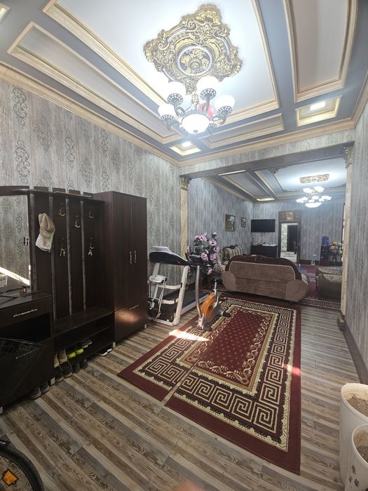 2-qavatli kotej pasti yashash,tepasida ofis va salonlar arenda beradi