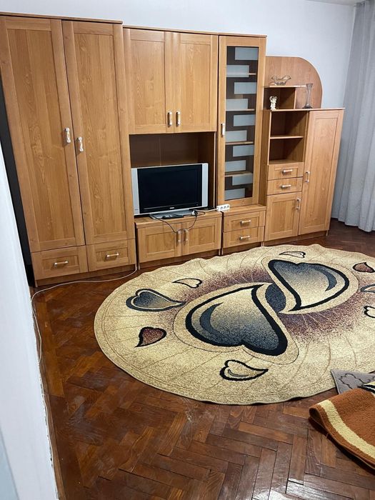 Închiriez GARSONIERĂ conf.1 30mp. zona NORD-Elegant in spatele statiei