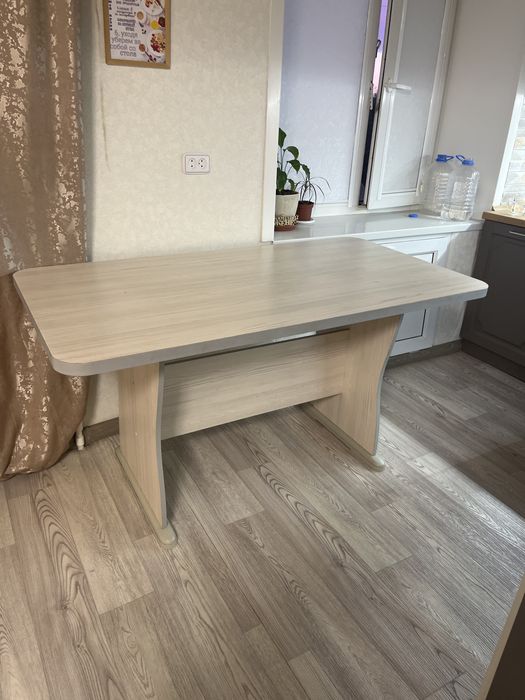 Продам  стол белый