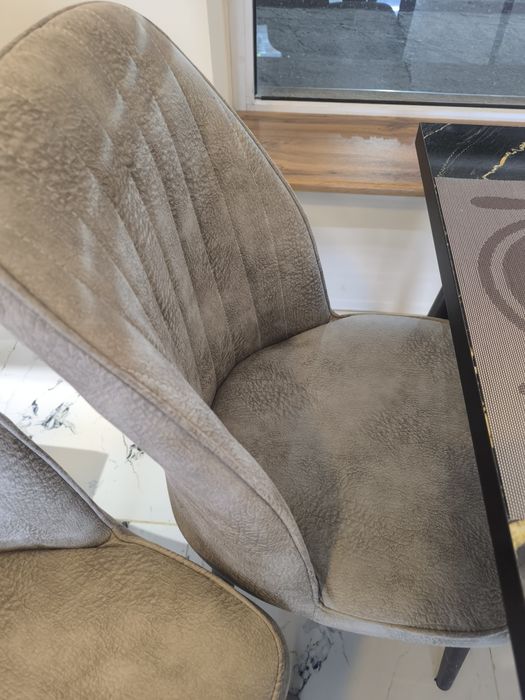 Стол и стулья для кафе