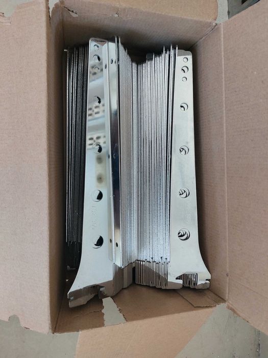 Продавам търговско оборудване/стелажи