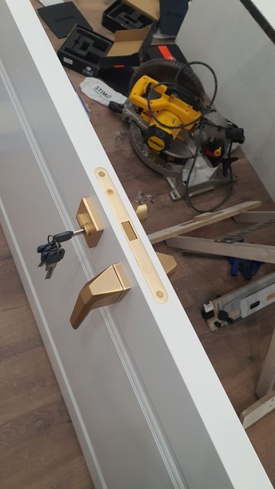 Установка межкомнатных дверей! С профессиональным оборудованием.