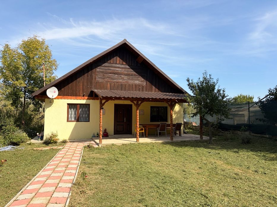 Vand casa la margine de padure