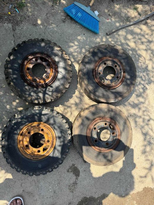 Продават се задни и предни гуми със джанти VIDA