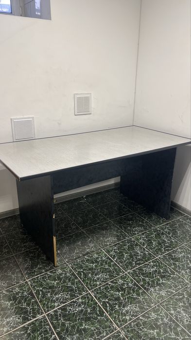 Стол б/у (1,56 × 80 × 75 см)