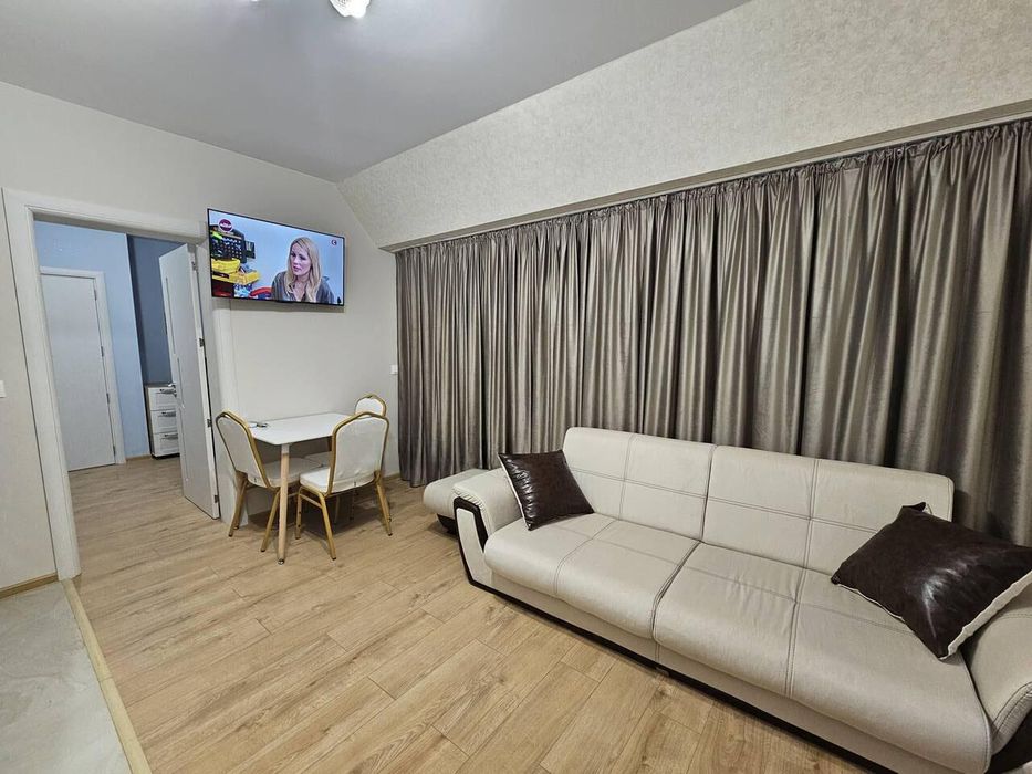 Дава се под наем Тристаен апартамент в Бургас, Възраждане - 77 кв.м за 663 € - Снимка #2