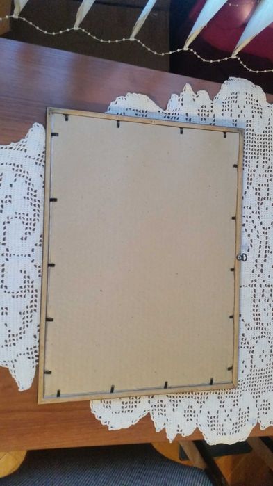 Малка къща сред дървета. С хубава рамка със стъкло отпред.