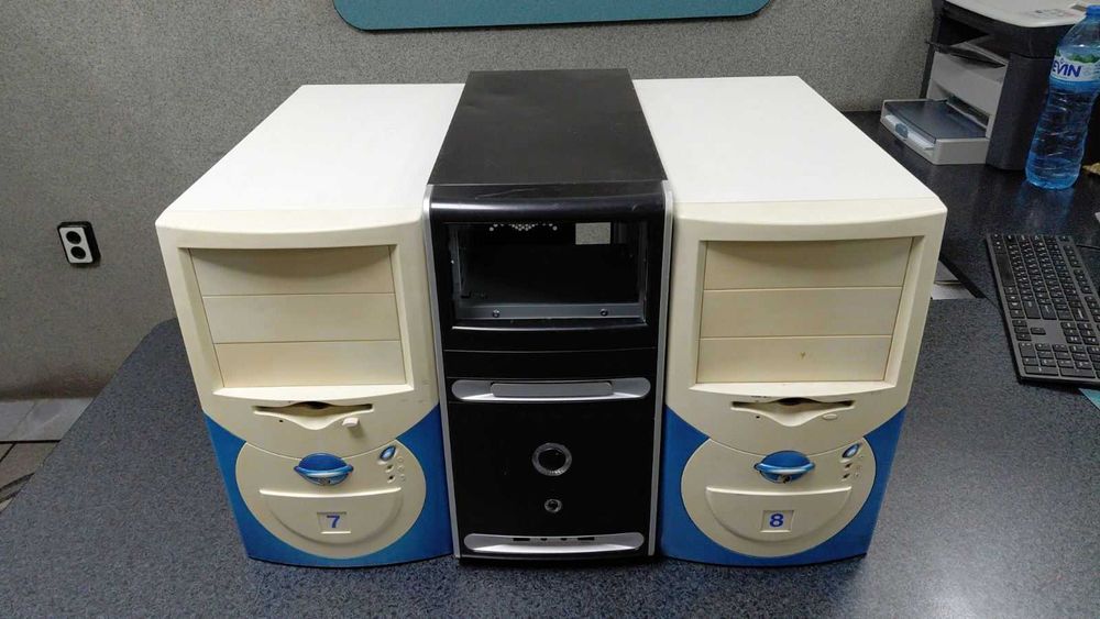 Продавам компютърни кутии и два монитора в много добро състояние