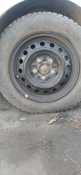 Покрышка шипованная,с диском