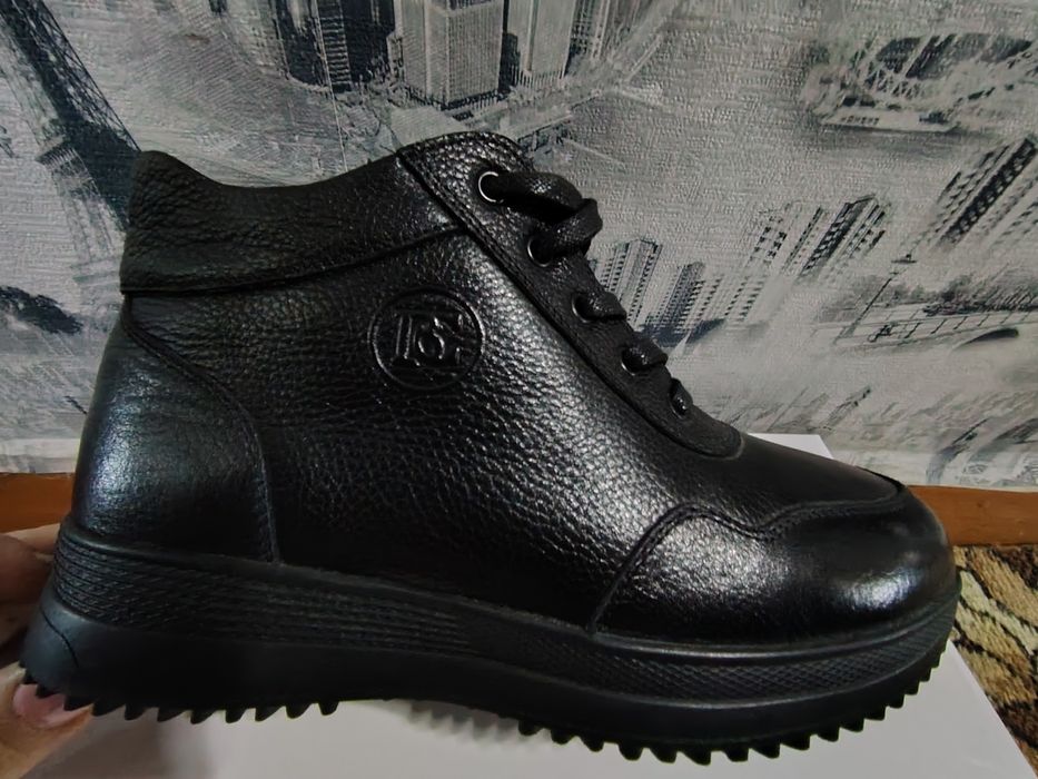 Продам ботинки фирмы BASCONI 38 размер