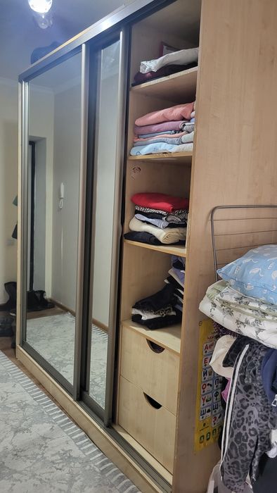 Диван, стол, шкаф купе, кухонный гарнитур