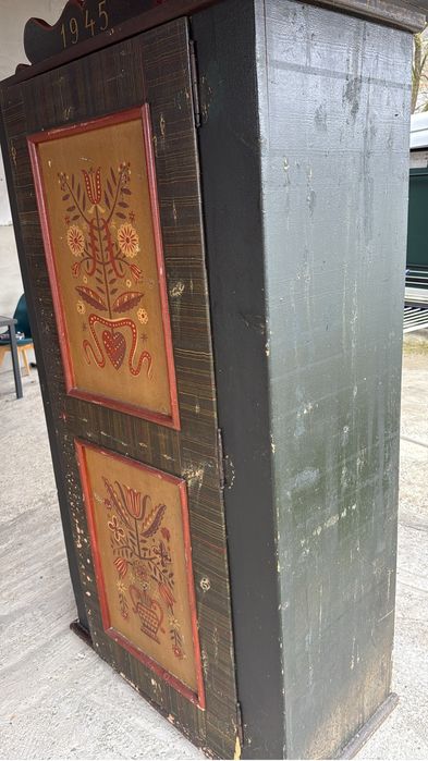 Dulap vechi din lemn de brad