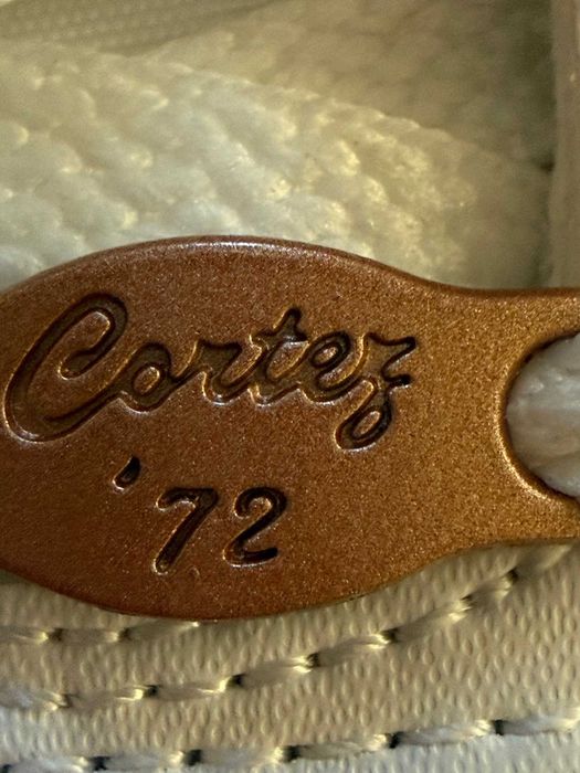 бели Nike Cortez