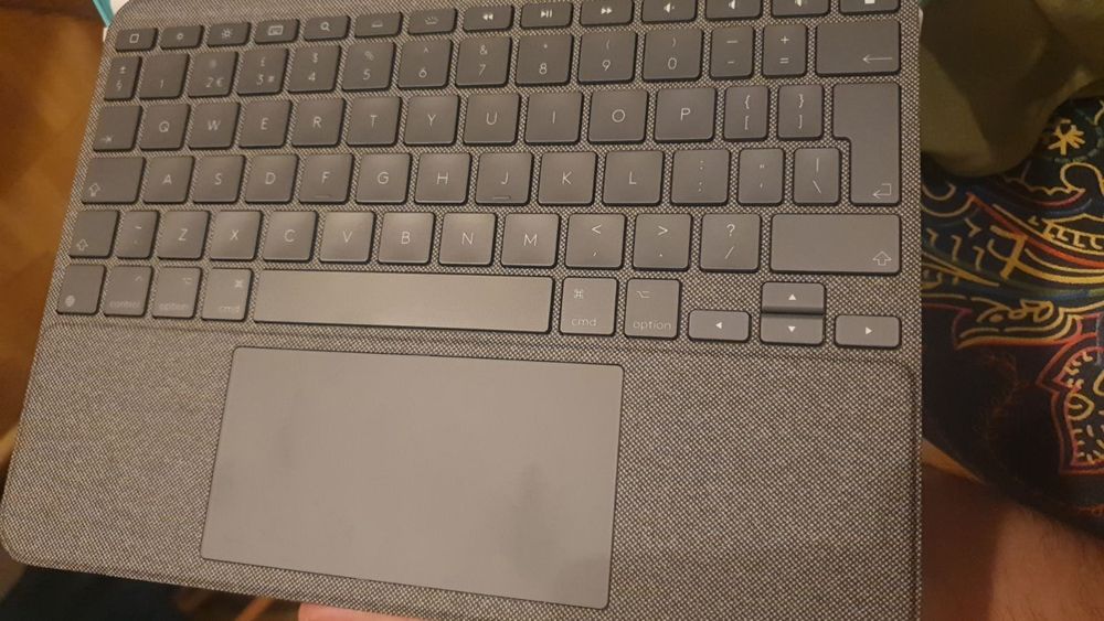 Logitech Combo Touch Ipad pro 11 инча