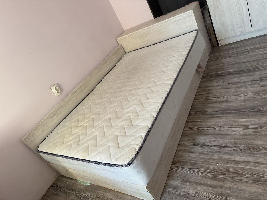 Спалня с матрак и ракла