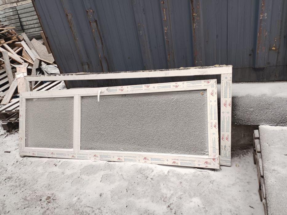 Продам пластиковую дверь б/у